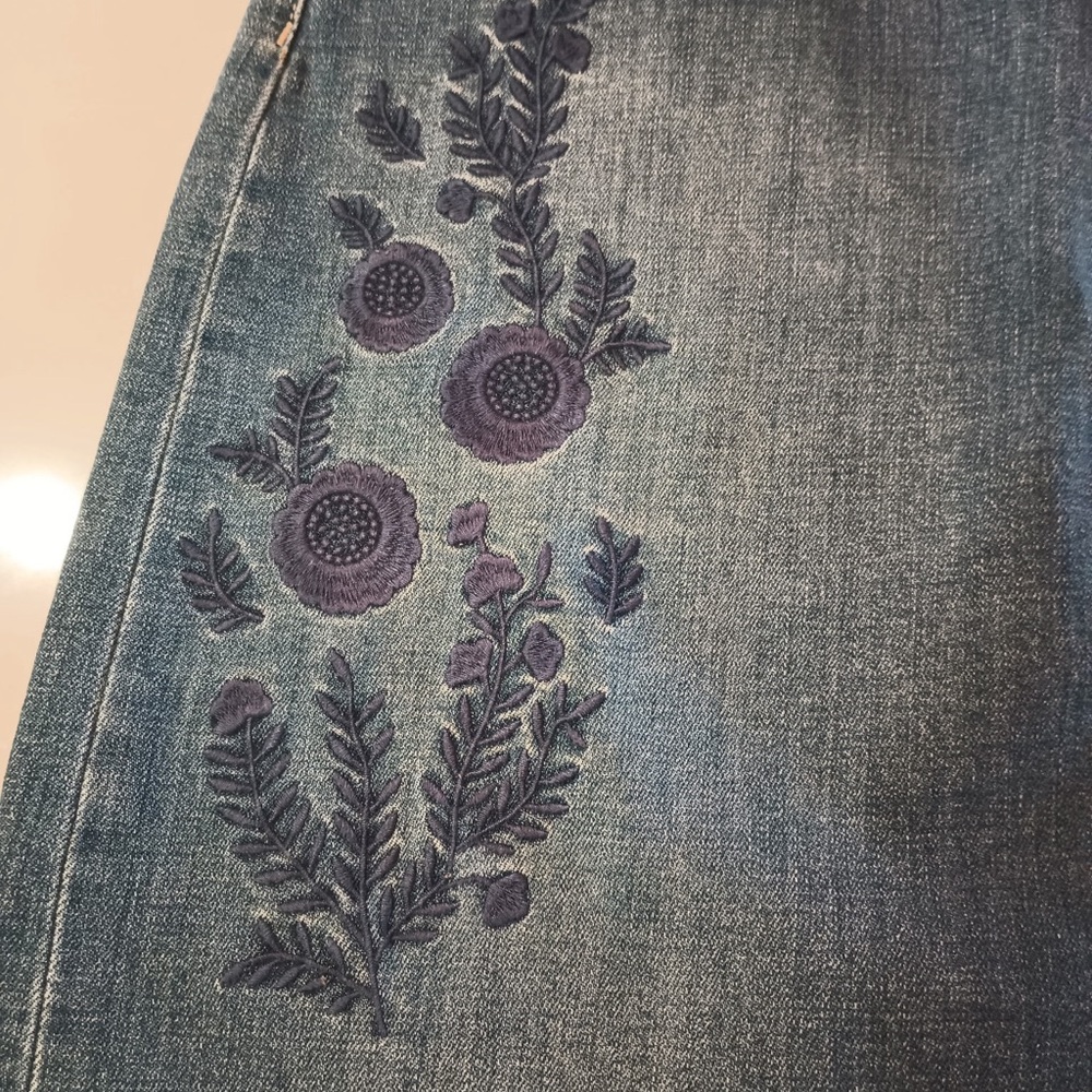 Women's Talbots Embroidered Blue Denim stretch zip Skirt - Picture 7 of 7